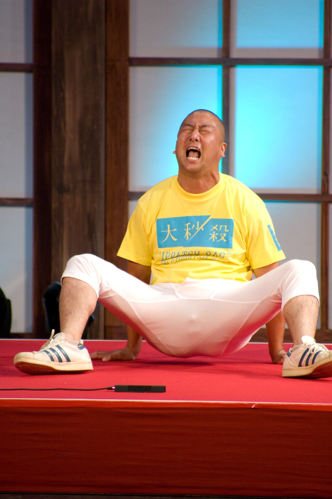 今やギャグのみで生活しているという、ケンドーコバヤシの元相方・村越周司。肩書はフリーギャグ芸人。