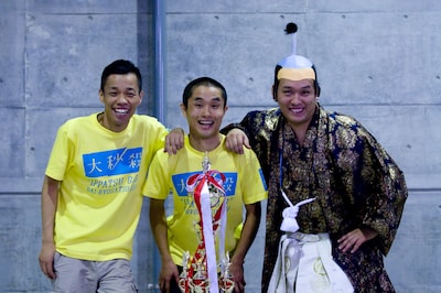 優勝したBコースハブ（中央）を囲むCOWCOW（左が多田、右がよし）。大成功に終わった「大秒殺2009」。目標は武道館での開催だ。