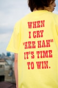 背中には「WHEN I CRY "HEE HAH" IT'S TIME TO WIN.（俺がヒ～ハ～と叫んだら勝ったも同然だ）」の文字が。