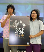 DVD「ラストベストロッチ」のジャケットパネルを手にご満悦のロッチ。