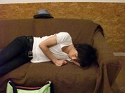本番前に仮眠をとるカナリア安達。