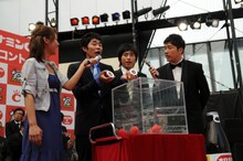 しずるが引いた抽選ボールは「6」。