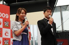 司会を務めたあべこうじ（右）と、TBS出水麻衣アナウンサー（左）。