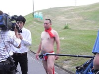 先に登場したRG。気合十分の表情。首に捲いた褌が毎回彼の強い武器となるが、果たしてプールでも使いこなせるのだろうか。