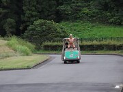 施設内専用カートをフルに活かして登場したハブ。運転しているのは、石橋貴明のモノマネでつま恋を過ごすハンマミーヤ一木。