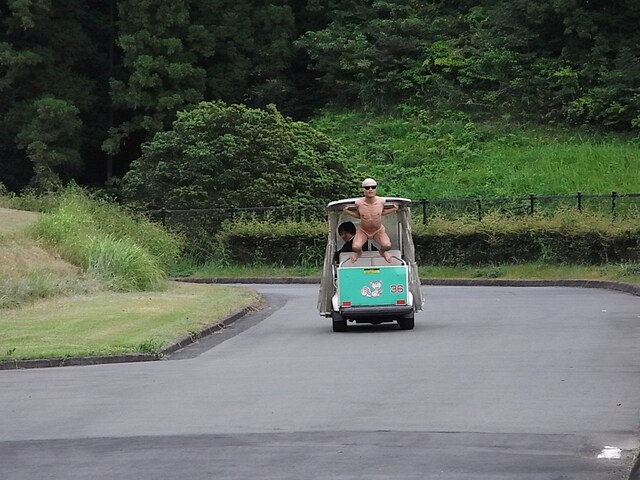 施設内専用カートをフルに活かして登場したハブ。運転しているのは、石橋貴明のモノマネでつま恋を過ごすハンマミーヤ一木。
