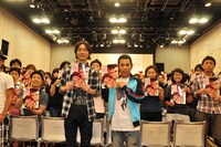 リスナーとともに記念撮影するナインティナイン。岡村は「（誌面には）はんにゃも載ってます！」と後輩の人気にあやかったPRも。