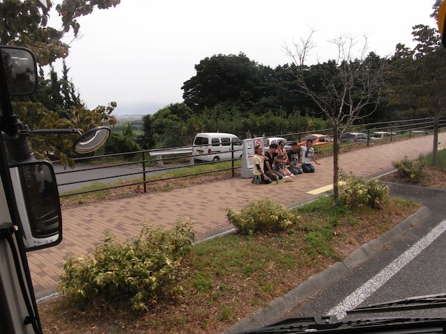 行きのサービスエリアでは、各バス一番面白くなかった生徒が1人ずつ置き去りに（後ほど別便でピックアップされる）。
