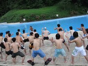 一番体力を消耗するプールでの実習。ギャル男のともくん（ともくんとしんぺい）が手本となってパラパラで準備体操を行った。実はともくん、推薦で大学に入るほどの高校球児で、しかもキャプテンだった。