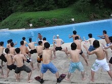 一番体力を消耗するプールでの実習。ギャル男のともくん（ともくんとしんぺい）が手本となってパラパラで準備体操を行った。実はともくん、推薦で大学に入るほどの高校球児で、しかもキャプテンだった。