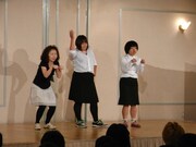 夏合宿のネタ見せで優勝した期待の女性トリオ・おかずクラブ。定番のキャッツ・アイネタを見事おかず色に染め上げた。