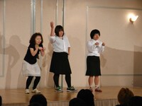 夏合宿のネタ見せで優勝した期待の女性トリオ・おかずクラブ。定番のキャッツ・アイネタを見事おかず色に染め上げた。