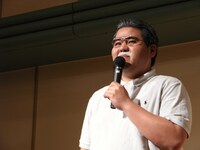 夕食の号令に湘北高校バスケ部顧問の安西先生が来場。「いただきダンク」。