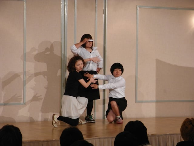 「ネタ見せ」で優勝した「おかずクラブ」。右端の女の子は、ゲーム大会等でいろいろな先輩芸人の目にとまり、さまざまなあだ名を付けられていた期待のキャラクター。