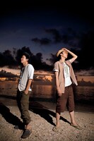 夕日をバックにした凛々しいショット。 (c)ワニブックス