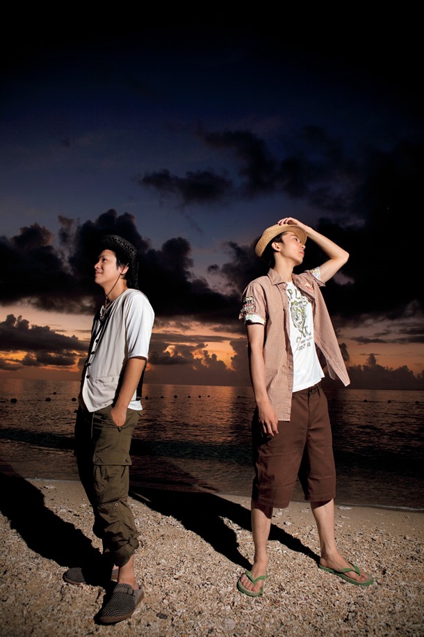 夕日をバックにした凛々しいショット。 (c)ワニブックス