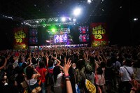 LIVE STANDのエンディングは、恒例の「LAUGH!LAUGH!LAUGH!」大合唱。