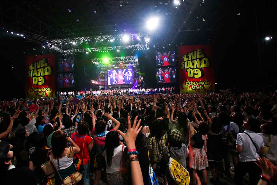 LIVE STANDのエンディングは、恒例の「LAUGH!LAUGH!LAUGH!」大合唱。