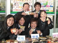 都内で行われた会見では、芸人たちがファミリーマートの1日店員を体験。