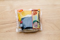 キム兄プロデュースで全国販売されるおにぎり「キム味噌豚そぼろ」。甘辛い味付けが食欲をそそる。