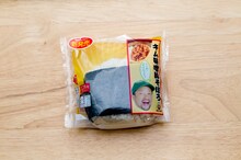 キム兄プロデュースで全国販売されるおにぎり「キム味噌豚そぼろ」。甘辛い味付けが食欲をそそる。