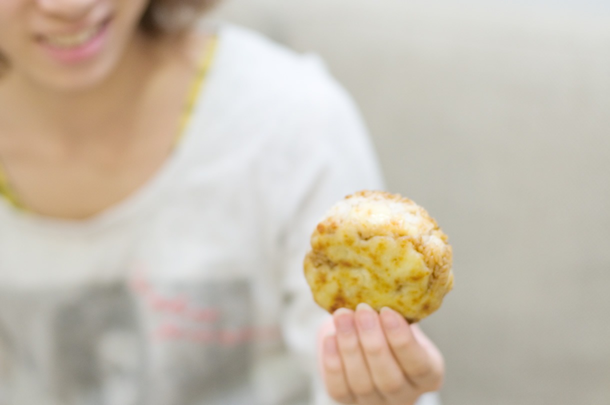 チーズと焼きおにぎりそれぞれに付いた焦げ目が見事なまでのハーモニーを織りなしており、普通のおにぎりでは決して感じることのできない威圧感を醸し出している。