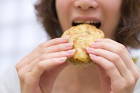 「チーズおかか焼おむすび」は、もはやおにぎりというよりも、つくねライスバーガーのような存在感。その存在感とは裏腹に意外とローカロリー（215Kcal）なのも魅力。