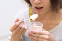 昨今の「とろけるプリン」ブームをさらに加速させたようなとろけ具合。スプーンですくい上げたあと急いで口に運ばないとこぼれ落ちてしまうので注意が必要だ。