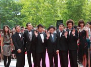 タキシードで決めた薄毛芸人たち。世の薄毛に悩む人々の希望となるべく、今後も毛活にハゲむ。 (c)K-BO-BO-プロジェクト