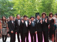 タキシードで決めた薄毛芸人たち。世の薄毛に悩む人々の希望となるべく、今後も毛活にハゲむ。 (c)K-BO-BO-プロジェクト