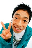 トークライブ前日の4月14日には新宿シアターサンモールにて行われるネタライブ「SHOCHIKU BIG MOUNTAIN」に出演。安田大サーカスのネタが観たい人はこちらもチェックしよう。