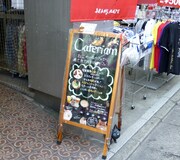 「Cateriam」のシステムが書かれた看板。フラッシュを焚かない写真撮影も許可されている。