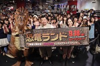 この日のイベントに訪れた100人の女性ファンと映画を宣伝。 (c)Shuichi Kasahara