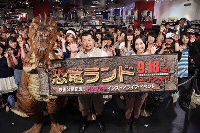 この日のイベントに訪れた100人の女性ファンと映画を宣伝。 (c)Shuichi Kasahara