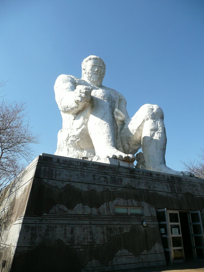 「大串貝塚ふれあい公園」は、縄文時代の竪穴式住居や資料館などもあり、歴史も学べる景色のきれいな公園。茨城県には他にも「牛久大仏」という巨大な大仏の立像がある。（撮影：T-chan「マーチ～ドライブステーション～」）