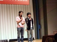 MCでは、功力の家族ネタが次々と。男ばかりの6人兄弟の5男、母親がどこに行くにも原付のヘルメットを脱がない、父親の浮気などのトークに、出場者の緊張もほぐれた様子。そんな功力の単独ライブは10月30日渋谷シアターDにて開催。