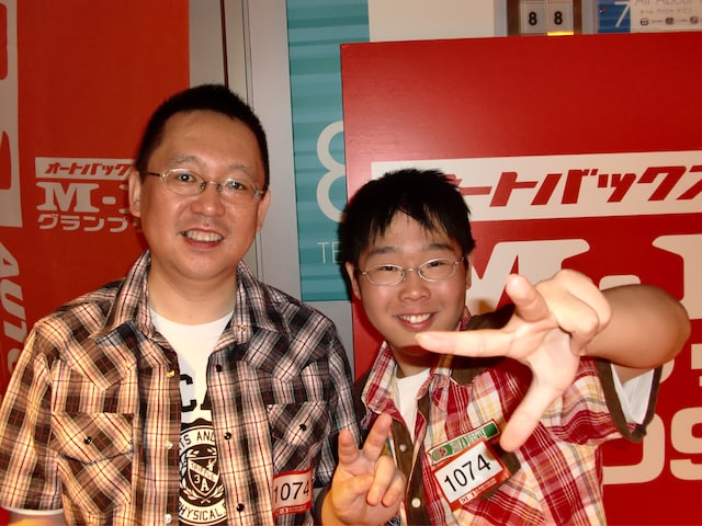 イケメン親子。もし1千万円を獲ったら、母親にマッサージ機を買い、家族で肉球家の高級レストラン「ロイヤルホスト」に行く予定だった。