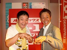 「大蛇が村にやってきた」。出がけに、富山は子供たちが「頑張ってね」と、安井は熱帯魚たちが口をパクパクと、送り出してくれたとか。