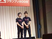 おぎやはぎ矢作とやや小さい照英のような見た目のコンビ「CUE」（フリー）。淡々としたシュール系漫才だが、展開が新しい。2回戦進出。