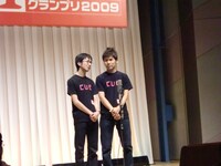 おぎやはぎ矢作とやや小さい照英のような見た目のコンビ「CUE」（フリー）。淡々としたシュール系漫才だが、展開が新しい。2回戦進出。