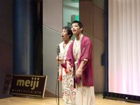 オフィス怪人社の「TAKATAKU」。モノノケの出で立ちで観客を圧倒。見かけだおしではないしっかりしたネタを披露し2回戦進出。