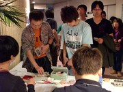 プロ・アマ問わず、参加料は2千円。まず受付でお金を払い、エントリー番号をもらい、写真撮影をしたら、本番までは各自思い残すことのないよう時間を過ごす。