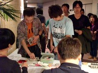 プロ・アマ問わず、参加料は2千円。まず受付でお金を払い、エントリー番号をもらい、写真撮影をしたら、本番までは各自思い残すことのないよう時間を過ごす。