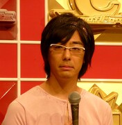 2ネタ目の「豊美」の格好で記者会見に臨まざるを得なかった豊本。会場に着くなり「こんな格好でごめんなさい」と恐縮しきりだった。