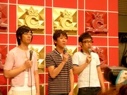 記者会見開始直後はあまりの記者とフラッシュの多さに戸惑いの表情を浮かべていた東京03。