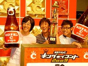 記者席からの「もっと面白い表情お願いしまーす」という無茶ぶりに一人だけ律儀に応じる角田。