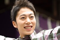 最高の笑顔で映画をアピールする金田。