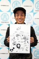 手に持っている作品名は「2010年大阪府高槻市」（会見終了後、2分で命名）。使っているペンは吉本興業に置いてある安い黒ペン。