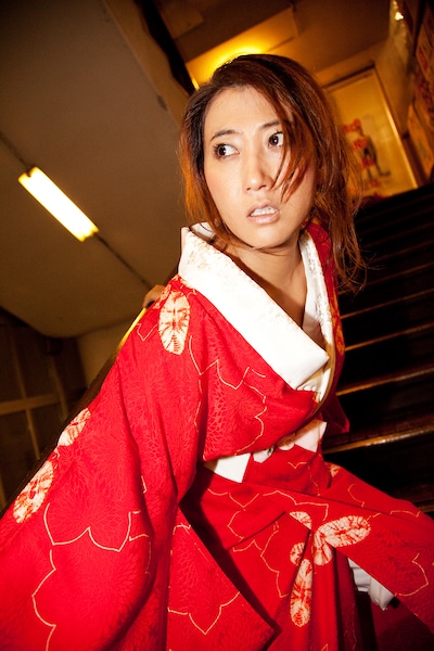 ライブの宣伝用に撮影された写真。真に迫った表情の友近。