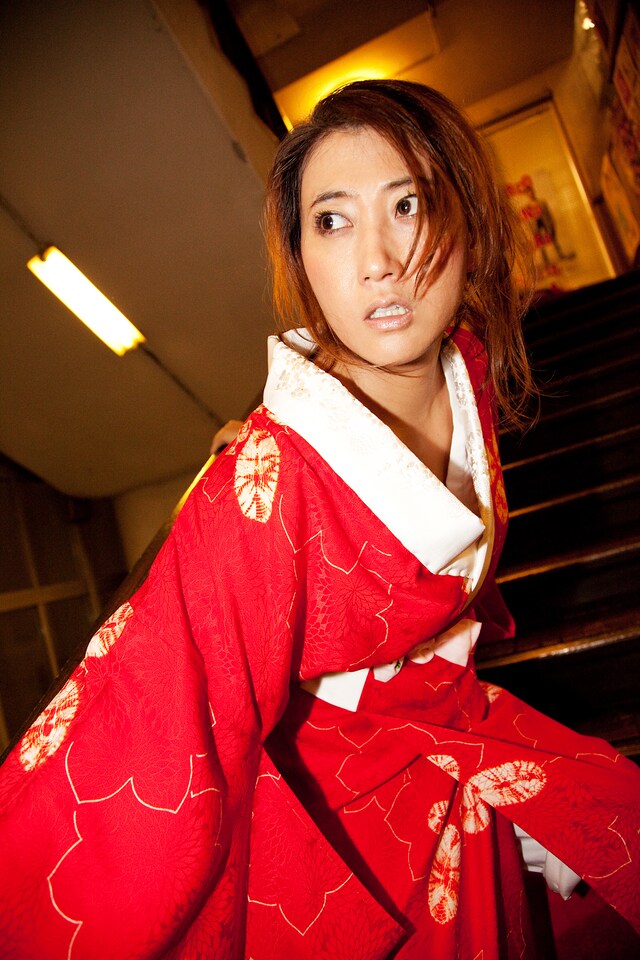 ライブの宣伝用に撮影された写真。真に迫った表情の友近。